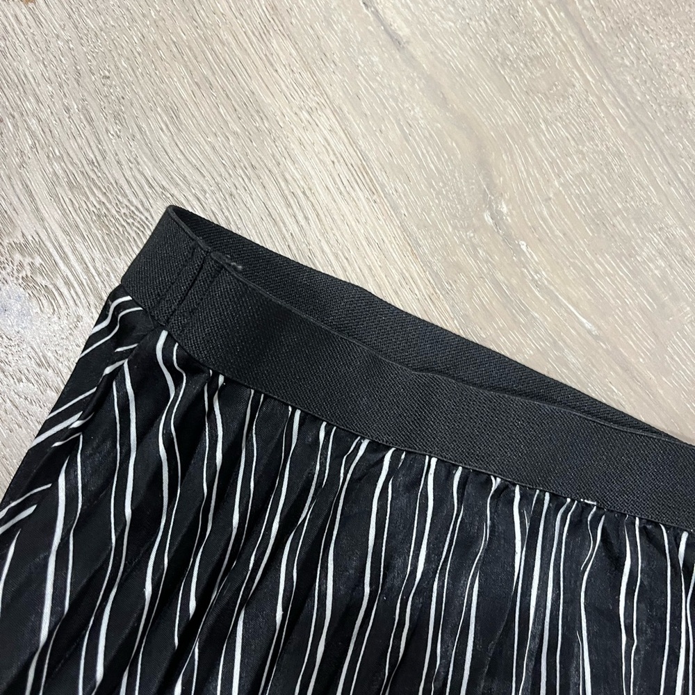Striped midi black skirt